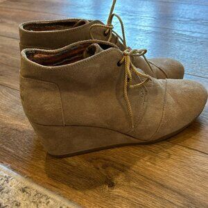 TOMS Womens Size 11 Wedge Tan Suede Lace Up Bootie Boots 300716 NWOT Never Worn